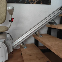 Gerade Treppe mit Sitzlift