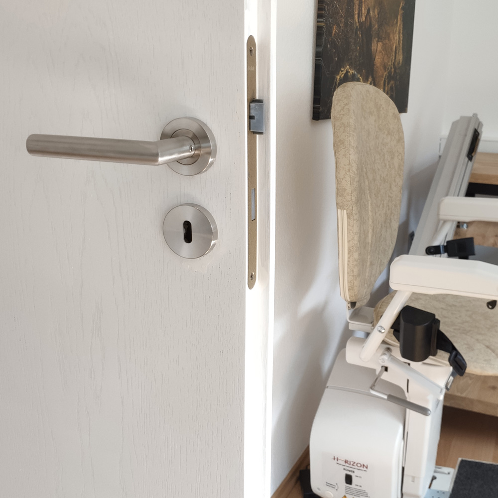 Treppenlift mit Tür im Flur